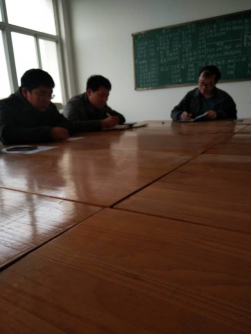1724924949: 白天开会，晚上看自习写教案，大姨妈还来了。心情不好！