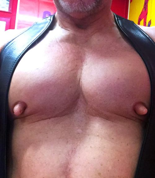 eyepokers2die4:  Nice tits.
