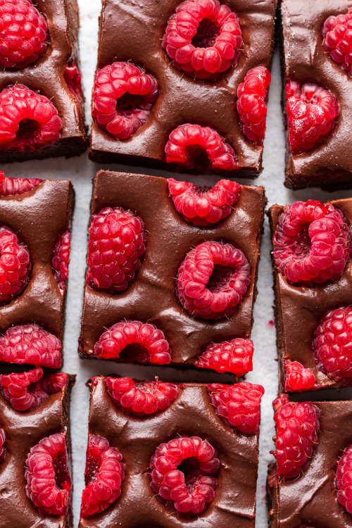 sweetoothgirl:No Bake Brownies with Raspberries (V)