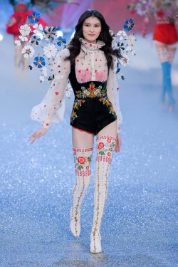 jessicazwu:  suihestyle: Sui He in ‘Mountain Romance’ VSFS 2016 Paris  Queen 