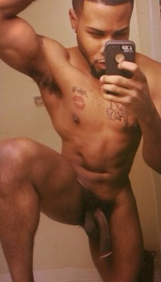 lowkeyfreak:  nudeblackmenxxx:  seXXXy #selfies