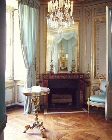 Le cabinet de la Meridienne de Marie Antoinette.  Reality vs Painting vs Fiction Private Appartments