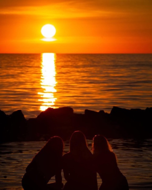 Sunset selfies! Photo by Stephen. #thisisroc #roc #lakeontario #iloveny #rochester #sunset_pics #up