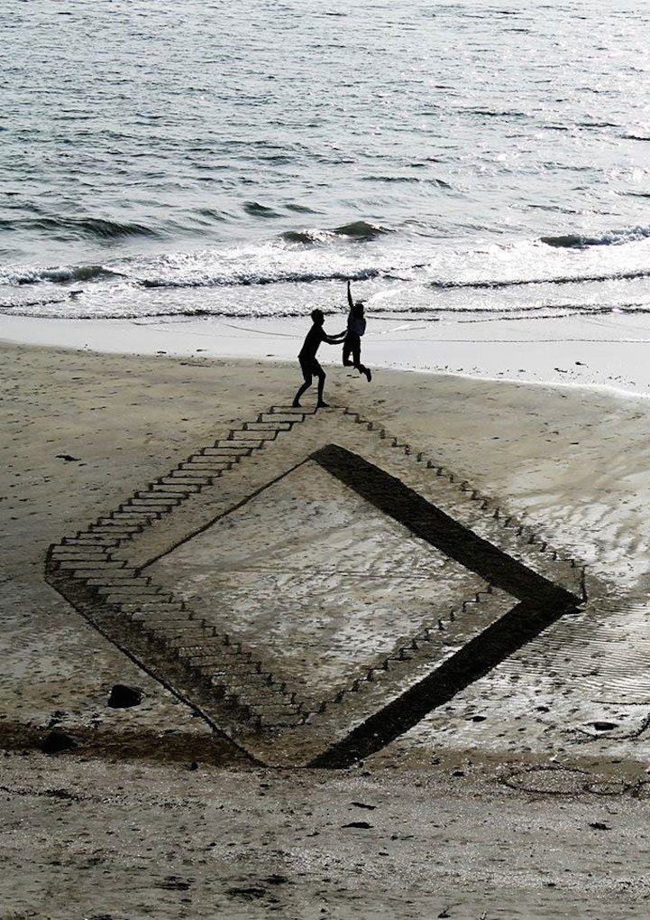 asylum-art:  Amazing 3D Sand Drawings Give Beach a New Dimension by Jamie Harkins