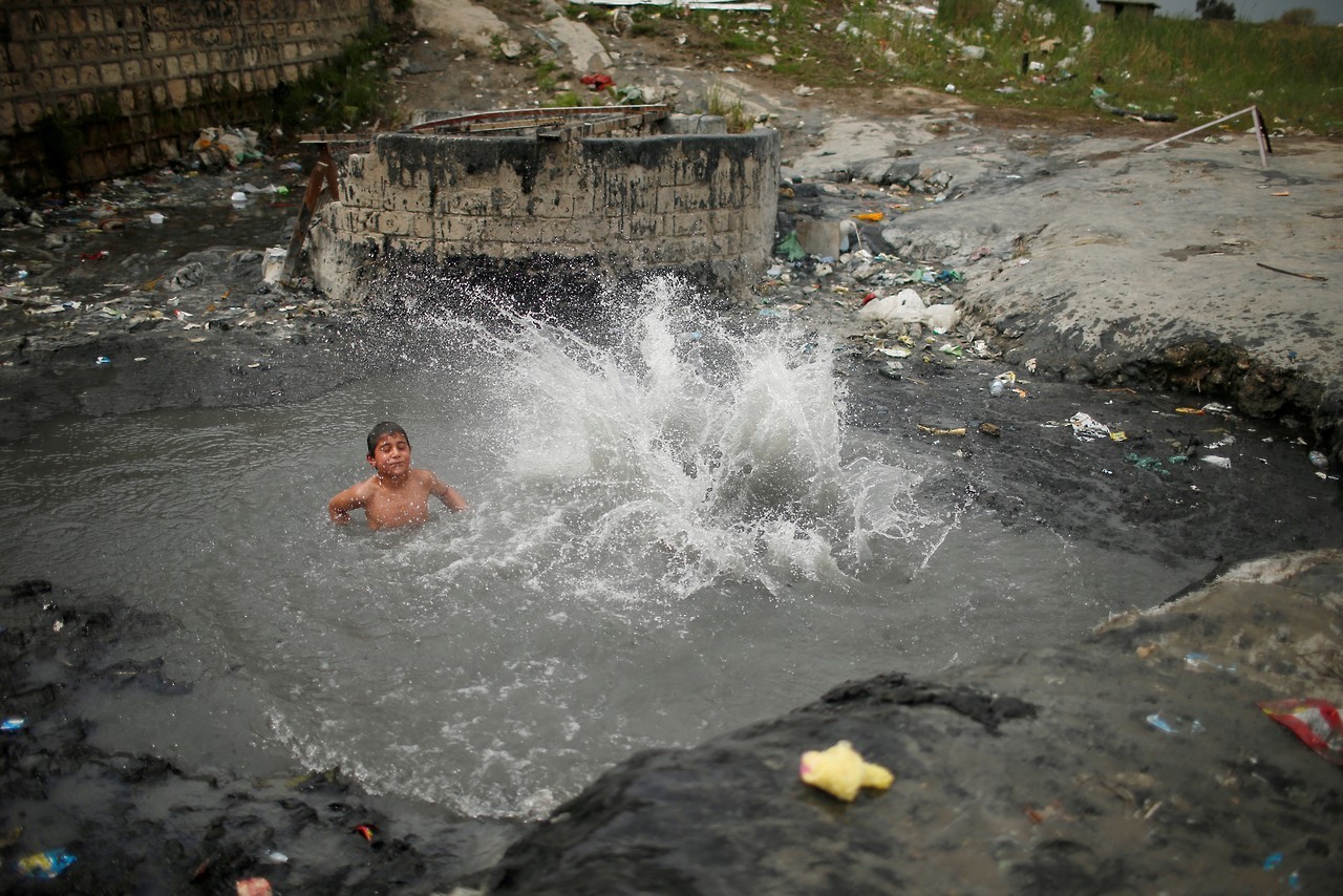 Irak reabre sus baños de barro, un spa en medio del caos de guerra Mosul. Una cubierta iraquí a su hijo con arena de un estanque de azufre en la ciudad de Hammam al-Alil al sur de Mosul, Irak 3 de abril de 2017. Algunos iraquíes se hacen un masaje en...