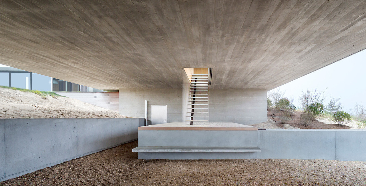 archatlas:     Flying Point House in New York A beach house designed by Steven Harris