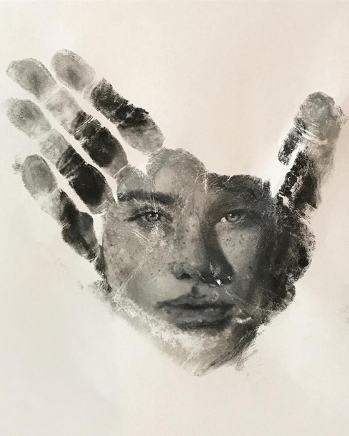 mymodernmet:Artist Creates Striking Prints of Realistic Portraits Using His Hands as Stamps