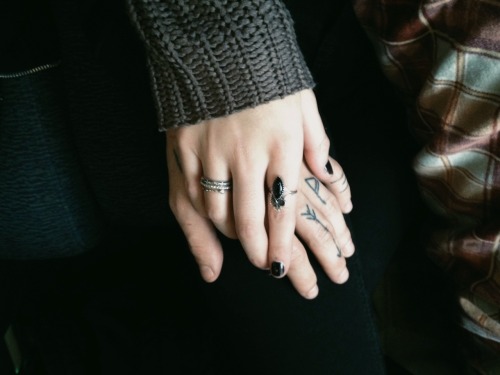 loverscarvings:  My first time riding the train with my love muertosonador ! We’re not miserable, just exhausted. NYC we comin