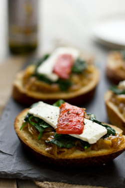 theyumyumblr:  spinach, caramelized onion &amp; roasted pepper open faced sandwich  Also looks delicious