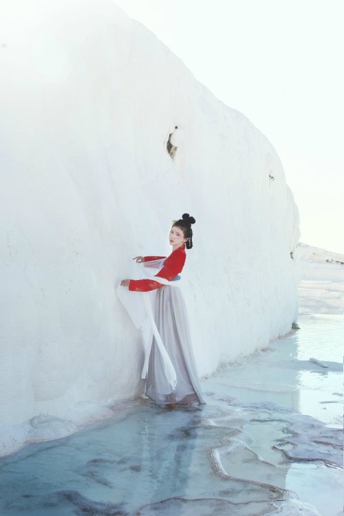 ziseviolet: Hanfu (han chinese clothing) photoset via 弥秋君. Location: Pamukkale, Turkey. Photography: