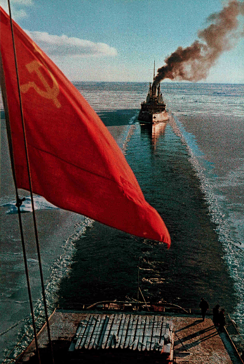 August 1961Flying the Soviet flag, the nuclear icebreaker Lenin plows north, trailed by the icebreak
