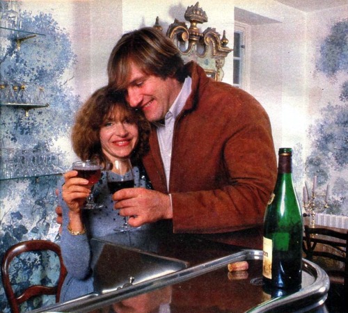 Elizabeth et Gérard Depardieu, dans leur maison de Bougival, 1984.