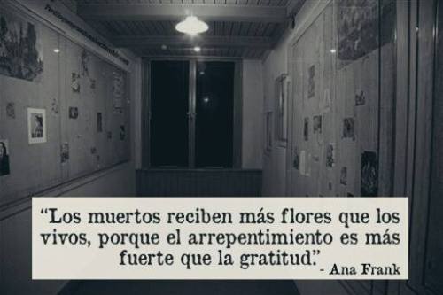 somospandaspordentroyporfuera:  -Una chica invisible. 