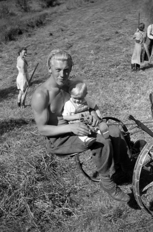 mexicain-sans-frontieres: maxtualexchange: detgamlenorge:Norway, circa 1940. My boy is cut. Lean. Sh