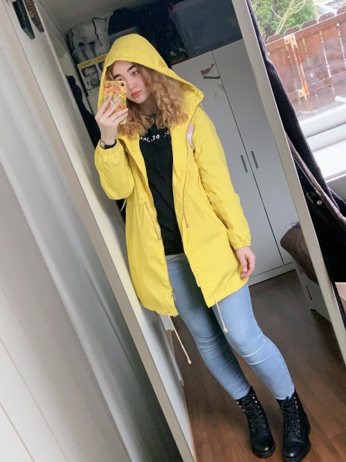 Twitter / InstagramYellow raincoats are so cute