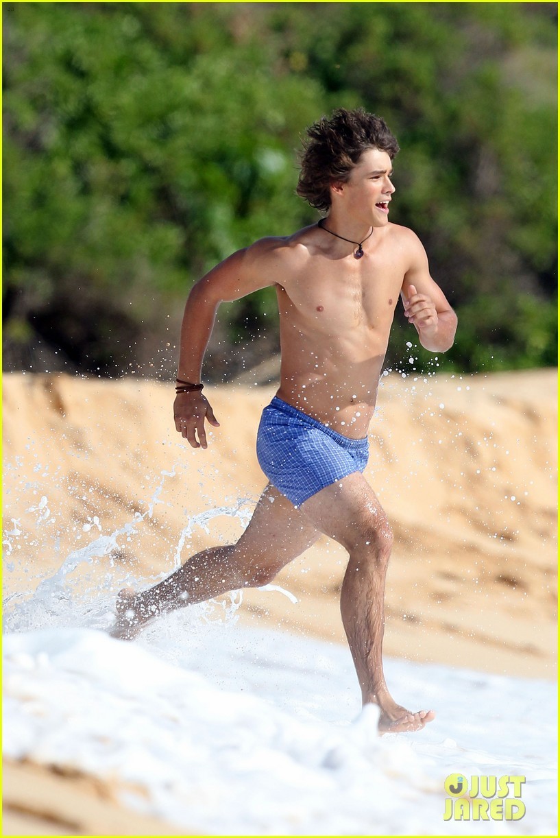 boysguysandmen101:   old but gold, brenton thwaites 1 