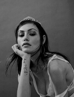 beautorigine:      Phoebe Tonkin calls herself