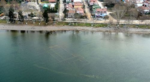 speciesbarocus: 1600 years old Byzantine basilica lies beneath Iznik (Nicaea) Lake. [x] [x]