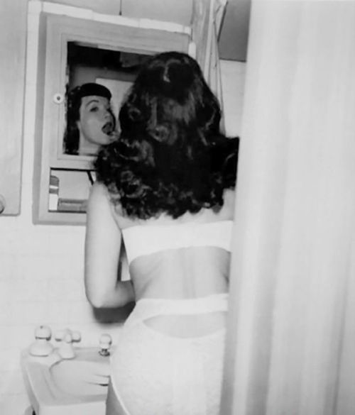 love-gia-carangi:  candid photo of Bettie Page putting on lipstick