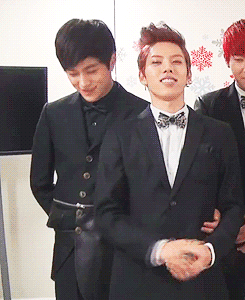 chandoo:  myungsoo clutching onto dongwoo’s waist ≧◡≦ 