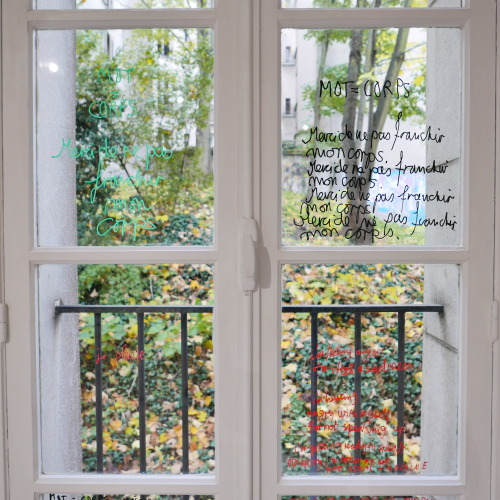 CHRISTINE HERZER, MA LANGUE, 2019 (details), festival visions d'exil, CHALK MARKER ON WINDOWS, VILLA