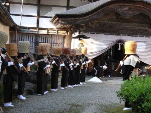 A komusō (虚無僧 komusō, こむそう) was a Japanese mendicant monk of the Fuke school of Zen Buddhism, during