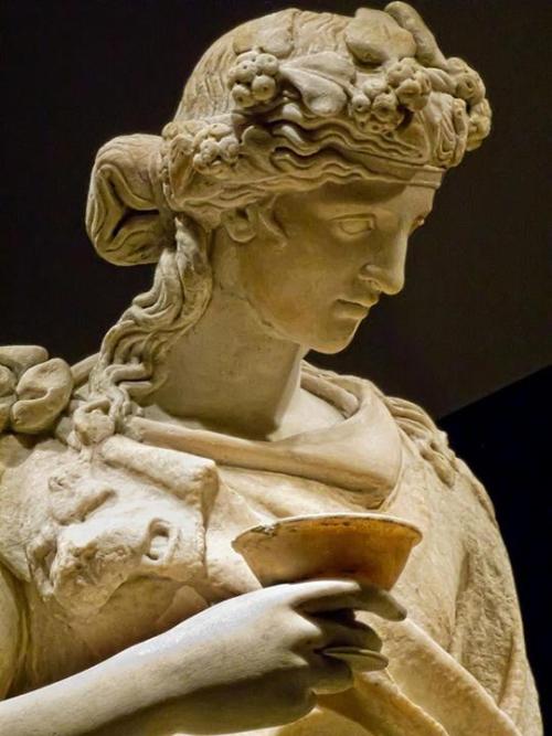 hellenismo: Dionysos holding a wine cup, detail; 150-200 ce, now in the British Museum