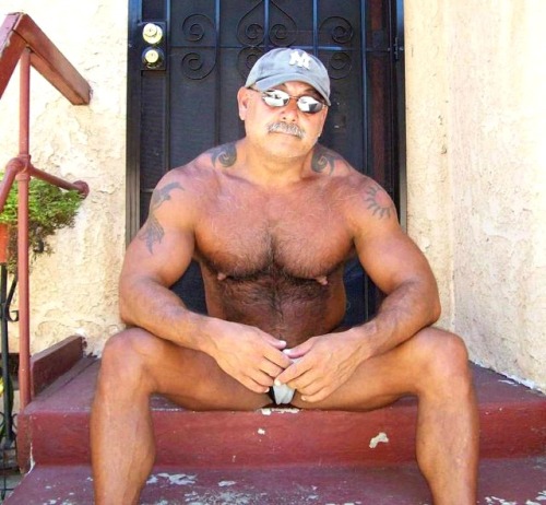 nippig:  http://nippig.tumblr.com/archive  Hot muscle DILF