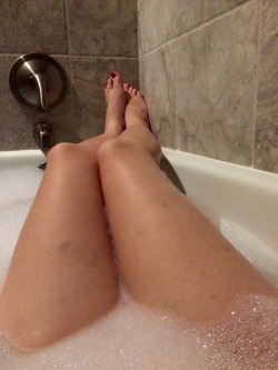 darknessindarling:  Nice relaxing bath…