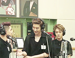 happyvirus-deactivated20160703:when nobody wants chanyeol’s attention