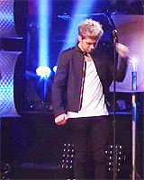 lewisandneil:  Niall performing Through the Dark on SNL 