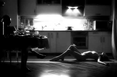 lord-drako:  lord-dragon-dom:  Tendida a mis pies, disfruto tenerte, observarte, solo eso…  Me das paz y tranquilidad. Absorto en su belleza, me pierdo en ella, y el mundo se detiene, para nosotros… solos, sin que el tiempo importe…    Ven y conoce
