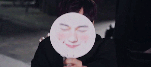 namsoogyu:  Myungsoo and his fan.