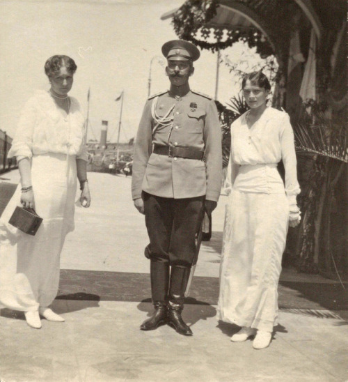 judicialinvestigator: Александра Федоровна и Татьяна Николаевна на вокзале Севастополя, 14 мая 1916 