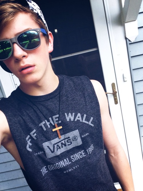 https://sexyboysbeingsexy.tumblr.com/post/117588932699