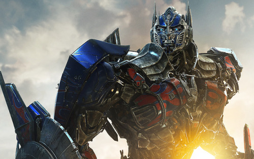 Hot Monster of the Day: Optimus Prime, Age of Extinction edition[Image shows a massive robotic human
