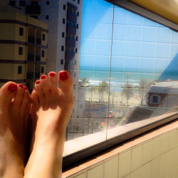 luv4hertoes:  footer:  Beautiful feet from