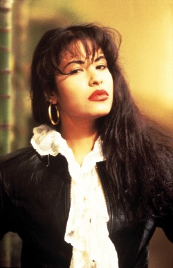 sailorlunita:  sailorlunita:  Selena Quintanilla Perez  April 16, 1971 - March 31, 1995 🌹🌹🌹 20 years later &amp; you’re still the queen 🌹🌹🌹 #SiempreSelena #SelenaVive2015  #SelenaVive2016 ♡