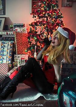 kamikame-cosplay:  Ryuu Lavitz wish you Merry Christmas as Harley Quinn! 