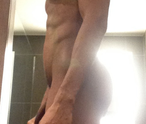 mixedadonis:No photoshop, no filter, no Canon reflex quality. A raw picture of my body. Love it! ugh