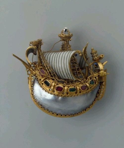 fashionologyextraordinaire:Pendant: Caravel Place of creation: Italy(?).Date: late 16th century.Mate