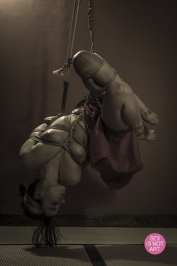 gorgone-kinbaku:  Featuring ESINEM