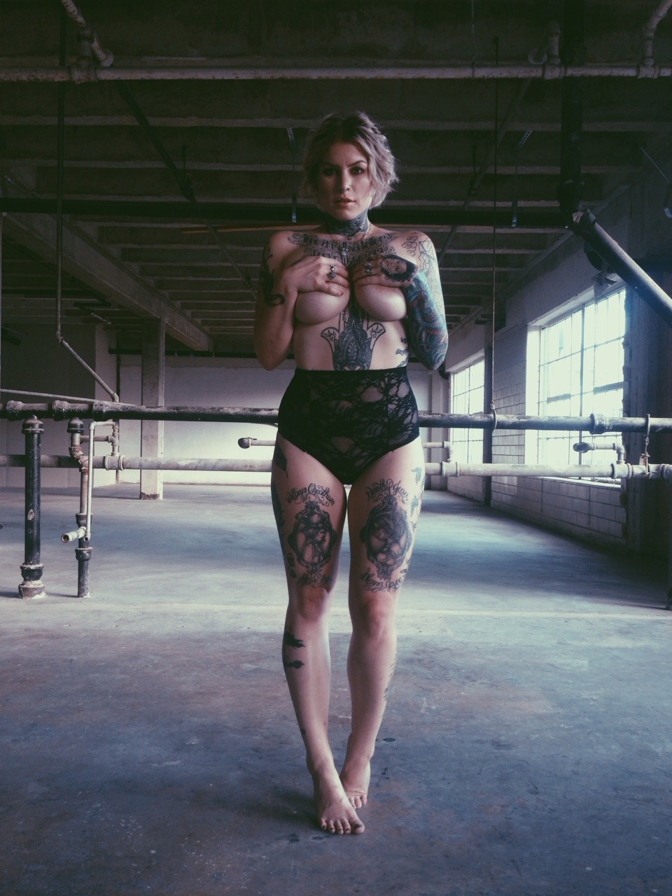 bunnyharlow:  Behind the scenes from yesterday’s shoot.