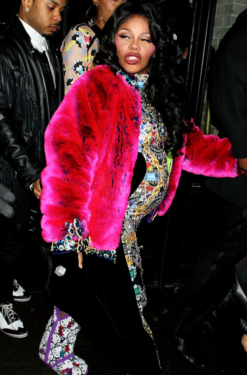 lilkimuk:  New Pics: Lil’ Kim Debuts Baby Bump At The Blonds Fashion Show http://lilkimuk.blogspot.co.uk/2014/02/news-lil-kim-is-pregnant-debuts-baby.html