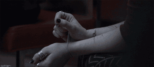 fly-only-fly:  suicidelittlegirl:  “No sabes por qué, pero algo no va bien.”  ¿Es una película?  Si fuera una película la vería mil veces