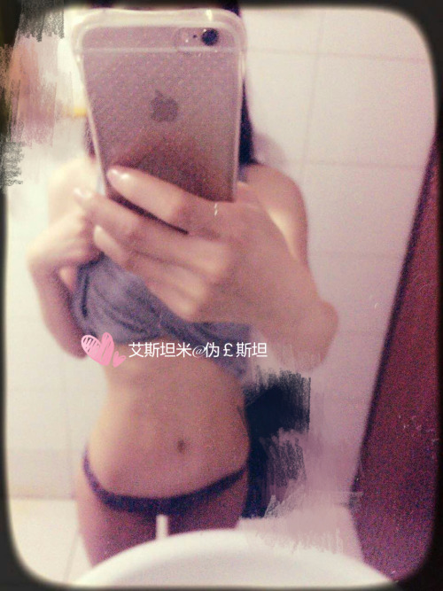 cz10160000: 和两个闺密在男同学家别墅玩 男同学叫了好多朋友！（都是男的！）其中有一个帅哥总撩伦家啦～去洗手间拍美照发给他 他去另一间洗手间发泄了～好刺激 最后互留了手机号方便以后联系。ps
