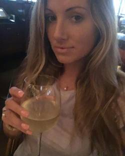 #teaganpresley #blonde #wine #winetime #girlswithtattoos