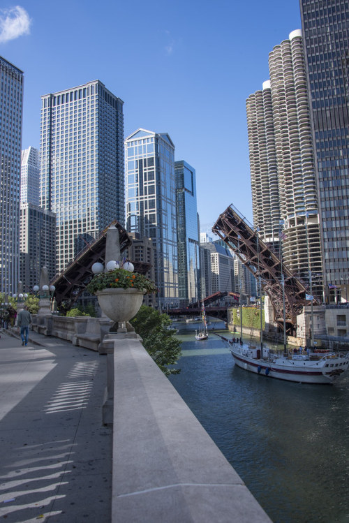 Downtown Chicago&ldquo;Bridges in a raised position over the Chicago River in downtown Chicago&a
