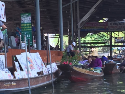 Damnoen Saduak Floating Market ~ Ratchaburi, ThailandFloating markets are quite common through Tha