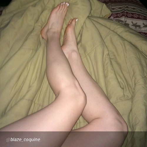 tootoes:  Tempted pose @blaze_coquine 